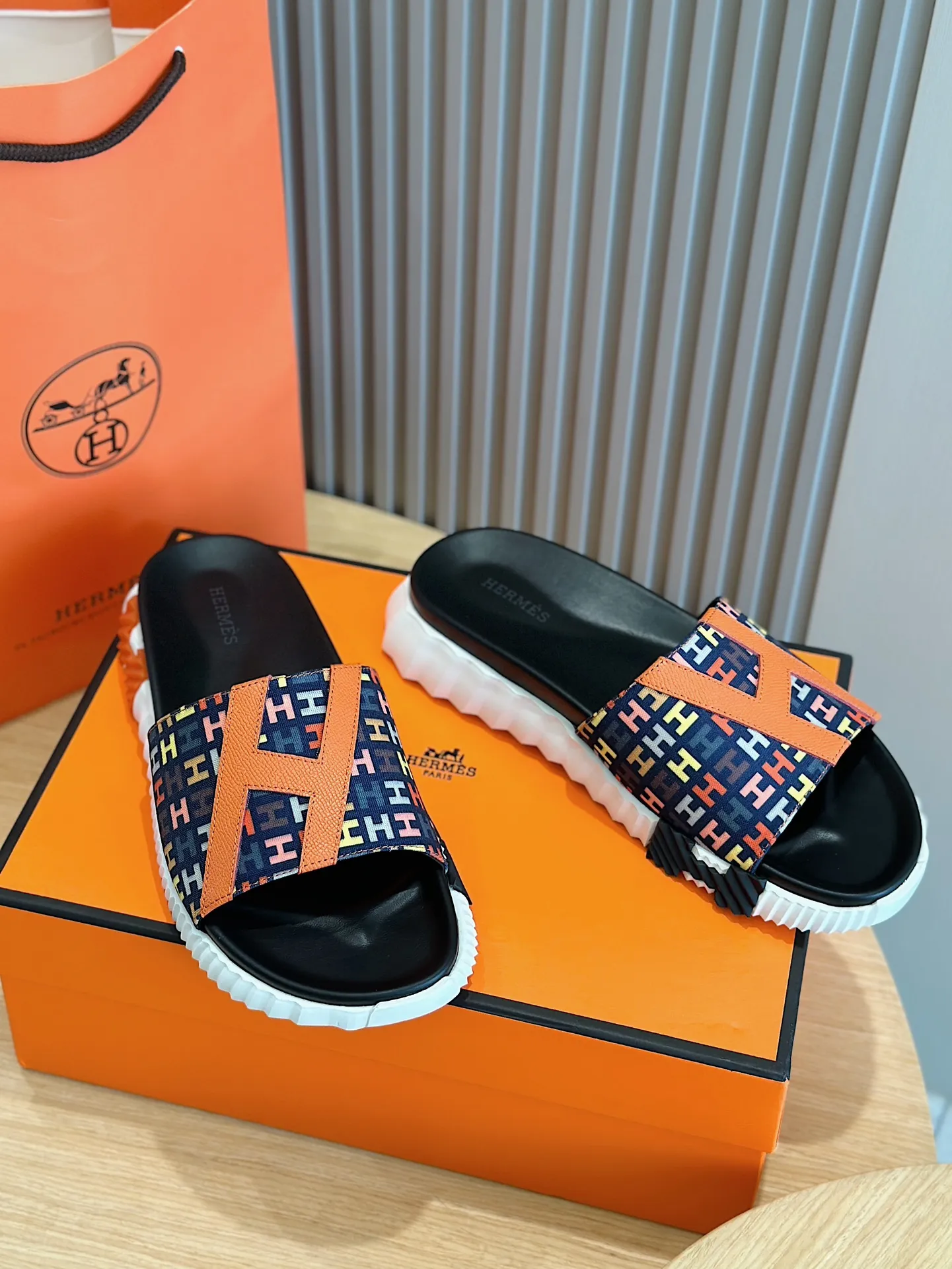 Factory price: 360💰Hermès [HERMÈS] Top Herme*H Home Hermès Men's Sandals and Slippers-Original Reproduction. Purchase the original version and make it one to one. The outsole is privately molded. The color of the outsole corresponding to each color is the same as the original version. Come to those who know the stuff 💪 The ultra-light soles are designed in contrasting colors, and they feel so comfortable on your feet! Calfskin, cowhide feet, private model outsole. Size: 39-44 (customized at 38.45)